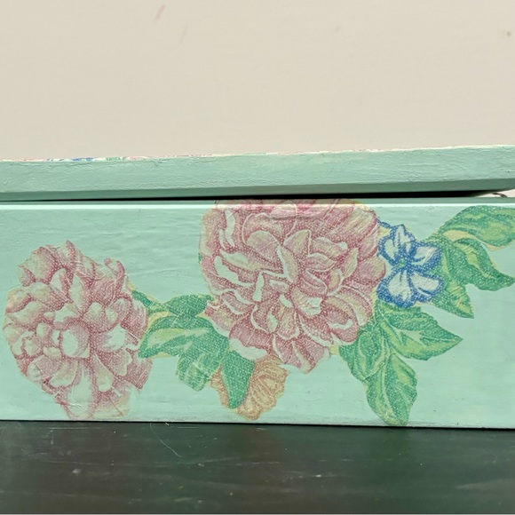 Light Green Floral Painted Vintage Jewelry Box - Picture 13 of 13